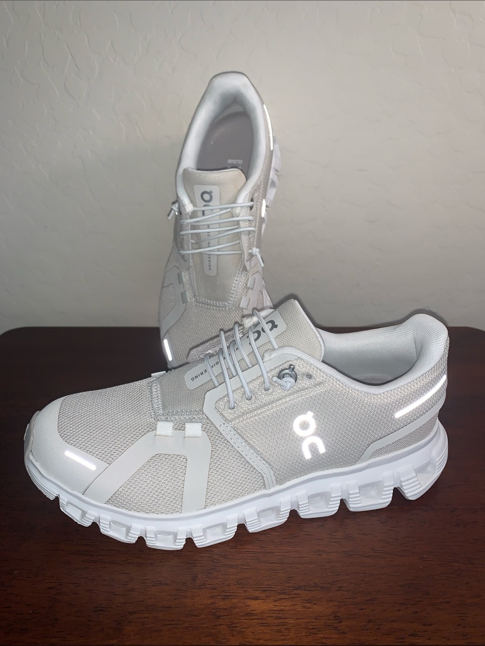 ON CLOUD 6 BRAND NEW SIZE 5 PEARL WHITE ATHLETIC SHOES